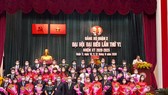 Đồng chí Huỳnh Đảm, nguyên Ủy viên Trung ương Đảng, nguyên Chủ tịch Ủy ban Trung ương MTTQ Việt Nam và đồng chí Trần Văn Thuận, Bí thư Quận ủy quận 2 nhiệm kỳ 2015-2020, tặng hoa chúc mừng Ban Chấp hành Đảng bộ quận 2 khoá mới. Ảnh: VĂN THÀNH