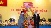 Phó Chủ tịch Thường trực UBND TPHCM Lê Thanh Liêm tặng hoa, chúc mừng Đại hội đại biểu Đảng bộ quận Bình Tân. Ảnh: KIỀU PHONG