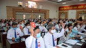 Các đại biểu thông qua nghị quyết, các công trình, chương trình phát triển quận Bình Tân trong 5 năm tới.