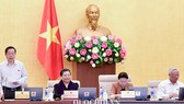 Phó Chủ tịch Quốc hội Phùng Quốc Hiển điều hành phiên họp