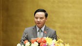 Chủ nhiệm Ủy ban Pháp luật Nguyễn Khắc Định trình bày Báo cáo thẩm tra dự án luật. Ảnh: VIẾT CHUNG