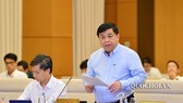 Bộ trưởng Bộ Kế hoạch và Đầu tư Nguyễn Chí Dũng trình dự án Luật Đầu tư theo hình thức đối tác công tư (PPP) tại phiên họp