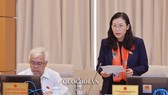Chủ nhiệm Ủy ban Tư pháp Lê Thị Nga trình bày Báo cáo tại phiên họp
