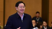 Bộ trưởng Bộ Nội vụ Lê Vĩnh Tân trình bày Tờ trình tại phiên họp