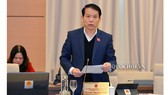 Ông Hoàng Thanh Tùng, Chủ nhiệm Ủy ban Pháp luật của Quốc hội trình bày báo cáo tại phiên họp. Ảnh: Cổng thông tin điện tử Quốc hội