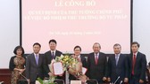 Phó Thủ tướng Thường trực Chính phủ Trương Hoà Bình tặng hoa chúc mừng hai thứ trưởng mới được bổ nhiệm
