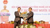Bí thư tỉnh ủy Nghệ An Thái Thanh Quý (bên phải) tặng hoa tân Chủ tịch UBND tỉnh Nguyễn Đức Trung