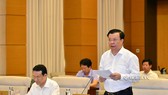 Bộ trưởng Bộ Tài chính Đinh Tiến Dũng trình bày Tờ trình của Chính phủ tại phiên họp