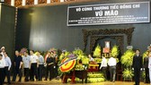 Các đoàn đại biểu kính viếng đồng chí Vũ Mão. Ảnh: VIẾT CHUNG