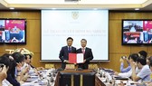 Bộ trưởng Bộ Tư pháp Lê Thành Long trao quyết định cho tân Tổng cục trưởng Tổng cục Thi hành án dân sự Nguyễn Quang Thái