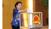 Chủ tịch Quốc hội Nguyễn Thị Kim Ngân quyên góp ủng hộ đồng bào miền Trung
