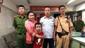 Người mẹ vui mừng khi nhận được con trai 7 tuổi từ lực lượng CSGT. Ảnh: CHÍ THẠCH