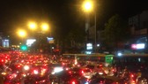 Giao thông ùn ứ kéo dài ở cầu vượt Hàng Xanh. Ảnh: CHÍ THẠCH
