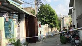Công an khám nghiệm hiện trường. Ảnh: CHÍ PHƯỚC