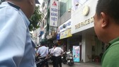 Công an có mặt ở hiện trường. Ảnh: CHÍ THẠCH