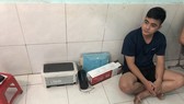 Một đối tượng cùng tang vật tại cơ quan công an