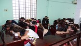 Nhóm dân chơi tại cơ quan công an.