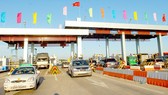 Xe qua trạm thu phí đường cao tốc TPHCM - Trung Lương. Ảnh: KIM NGÂN