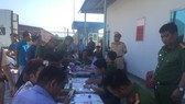 Hàng chục tài xế bị tổ công tác kiểm tra. Ảnh: C.T