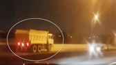 Chiếc xe ben chạy ngược chiều trên cao tốc TPHCM - Long Thành - Dầu Giây với tốc độ nhanh gây hoảng loạn cho nhiều lái xe trên đường. Ảnh cắt từ clip