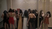 Các nữ tiếp viên trong trang phục hở hang