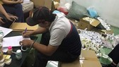 Công an thu giữ tang vật tại hiện trường