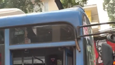 Tài xế xe buýt bóp còi, ép xe, phun nước bọt thách thức người đi đường ở TPHCM.