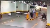 Hình ảnh kẻ trộm vượt barie tẩu thoát trong chung cư Orchard ParkView