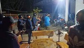 Lực lượng công an vây quanh nhà của Hải khi các đối tượng cố thủ bên trong.