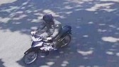 Hình ảnh đối tượng bịt mặt dùng súng khống chế nữ Bí thư Huyện ủy Lộc Ninh cướp tiền
