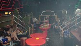 Hàng trăm "dân chơi" hòa theo điệu nhạc cực lớn của quán