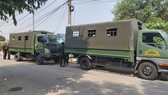 Xe của lực lượng tại khu vực vây bắt nghi phạm nổ súng bắn chết 5 người đang lẩn trốn. Ảnh: CHÍ THẠCH