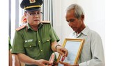 Thượng tá Huỳnh Tấn Lê trao quyết định thăng cấp bậc hàm trước niên hạn cho gia đình Thượng úy Nguyễn Phạm Thành Nhân