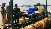 Lực lượng phát hiện có hơn 1.600 lít dầu không rõ nguồn gốc trên sông Đồng Nai. Ảnh: CA