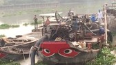 Các ghe gỗ khai thác cát trái phép. Ảnh: CA
