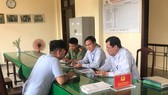 Cơ quan chức năng làm việc với đối tượng tung tin sai sự thật về dịch Covid-19 trên tài khoản Facebook cá nhân trước đó. Ảnh: VĂN THẮNG