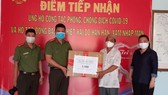 Thừa ủy quyền của Phó Thủ tướng Thường trực Trương Hòa Bình, đại diện Báo CAND tại TPHCM phối hợp cùng UB MTTQ Việt Nam quận 8 chuyển phần quà là 1.000 khẩu trang kháng khuẩn cao cấp tặng đồng bào Chăm quận 8, nhằm giúp bà con