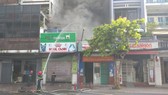 Ngọn lửa kèm khói đen bốc cao hàng chục mét