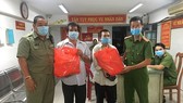 Người dân giao nộp súng đạn cùng nhiều hung khí được tặng gạo và nhu yếu phẩm