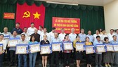 Người dân nhận tiền giải phóng mặt bằng dự án Sân bay Long Thành. Ảnh: VŨ PHONG
