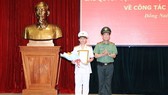 Thiếu tướng Lê Tấn Tới, Thứ trưởng Bộ Công an trao quyết định bổ nhiệm Đại tá Trần Tiến Đạt giữ chức Phó Giám đốc Công an tỉnh Đồng Nai. Ảnh: ANH THƯ