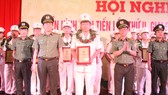 Thứ trưởng Lương Tam Quang chụp ảnh lưu niệm cùng với tập thể, cá nhân điển hình trong phong trào thi đua “Vì an ninh Tổ quốc”