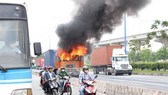 Ngọn lửa bùng cháy dữ dội