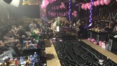 Trong 1 phòng có 56 dân chơi đang nhún nhảy theo điệu nhạc cực lớn