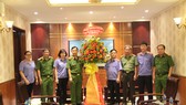 Thiếu tướng Đinh Thanh Nhàn, Phó Giám đốc Công an TPHCM tặng hoa cho đại diện Viện KSND TPHCM