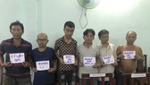 Nhóm đối tượng bị tạm giữ. Ảnh: CHÍ THẠCH