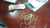 Số tiền và vàng được 2 vợ chồng thu gom rác nhặt được