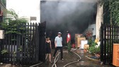 Ngọn lửa kèm khói đen bốc cao hàng chục mét. Ảnh: CHÍ THẠCH