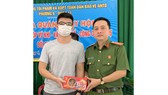 Người dân giao nộp vũ khí được tặng những phần quà. Ảnh: CA