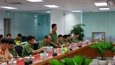 Thượng tá Thái Thanh Xuân – Trưởng phòng Tham mưu Công an TPHCM báo cáo tại buổi làm việc